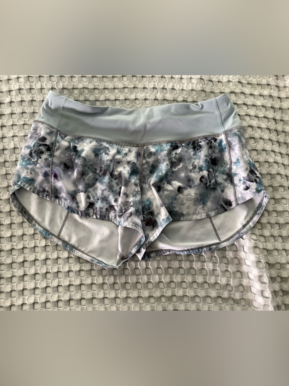 LuLuLemon Speed Up 2.5” low rise short size 4 Kaleidofloral Multi-Blue Cast